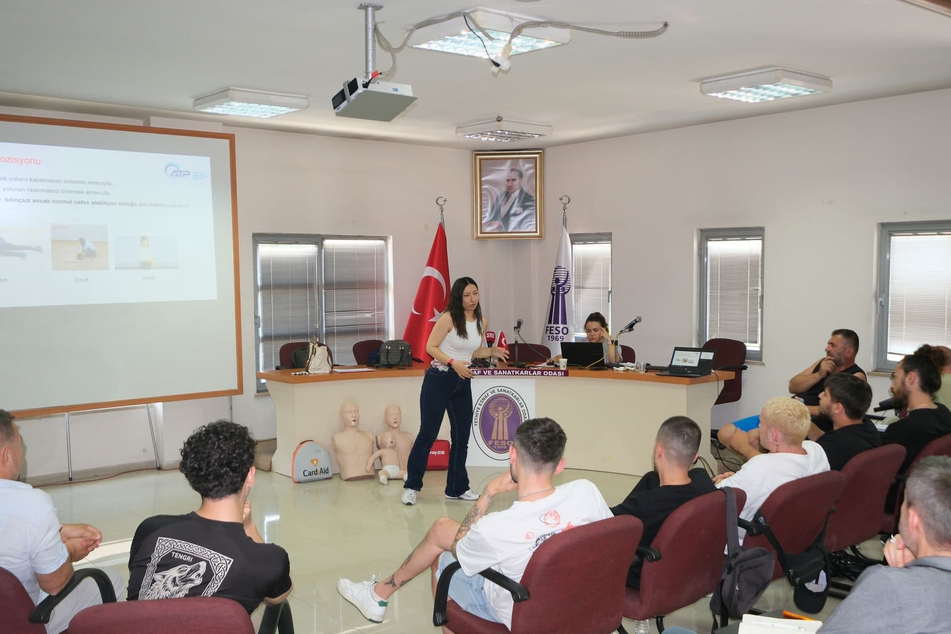 Fethiye Esnaf ve Sanatkarlar Odası ile Derens OSGB iş birliğinde, Odamız Konferans Salonu'nda düzenlenen İlkyardım Eğitimi gerçekleştirilmektedir. - Galeri 1