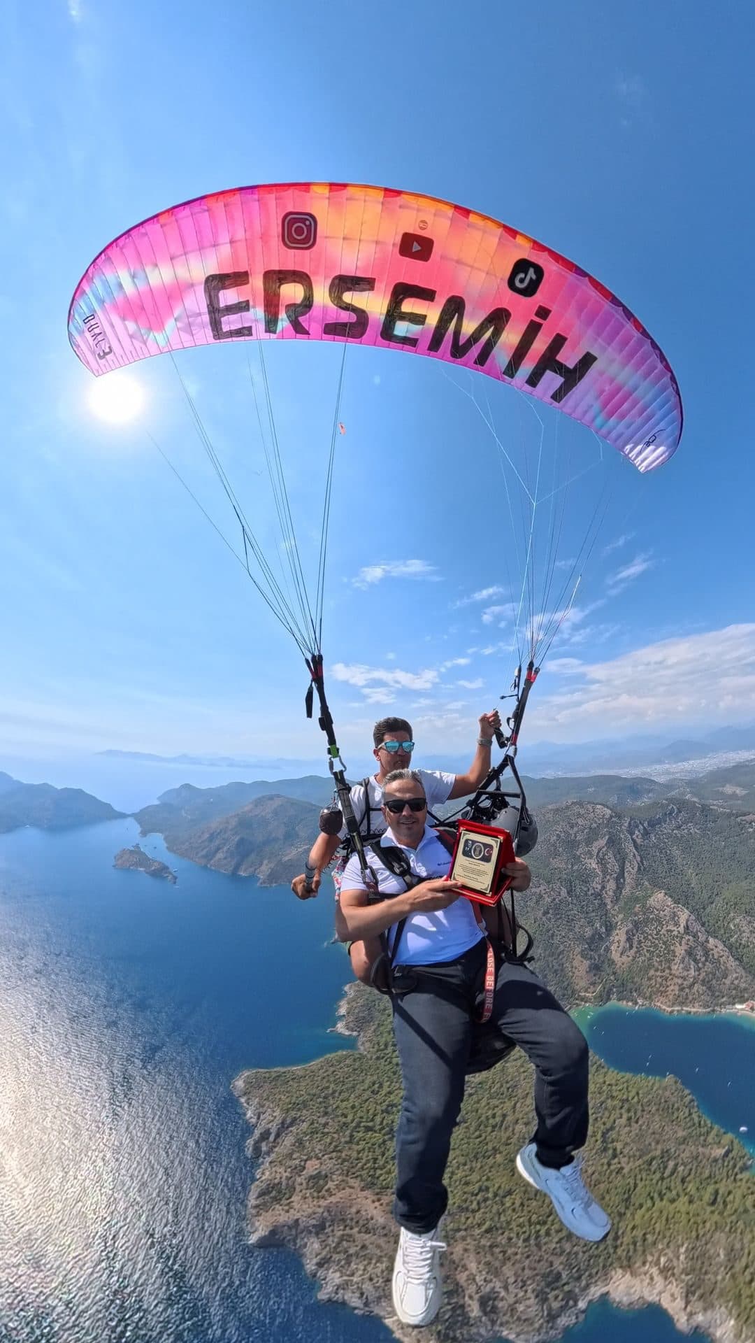 Çalışma ofisi gökyüzü olan yamaç paraşütü pilotumuza, Plaketini gökyüzü ofisinde takdim ettik. - Galeri 1
