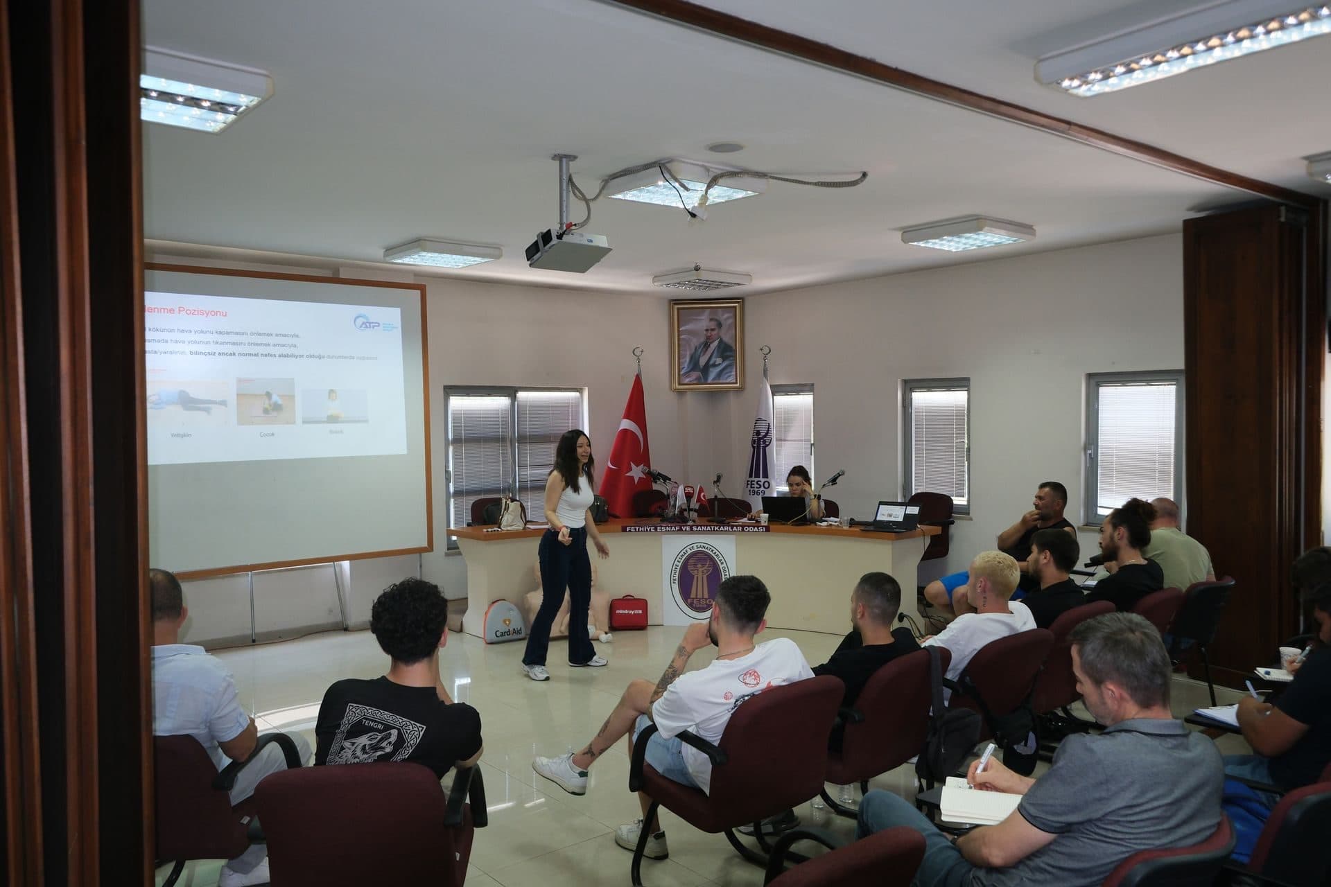 Fethiye Esnaf ve Sanatkarlar Odası ile Derens OSGB iş birliğinde, Odamız Konferans Salonu'nda düzenlenen İlkyardım Eğitimi gerçekleştirilmektedir. - Galeri 2