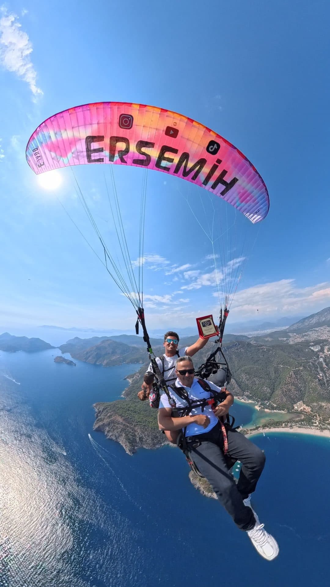 Çalışma ofisi gökyüzü olan yamaç paraşütü pilotumuza, Plaketini gökyüzü ofisinde takdim ettik. - Galeri 2