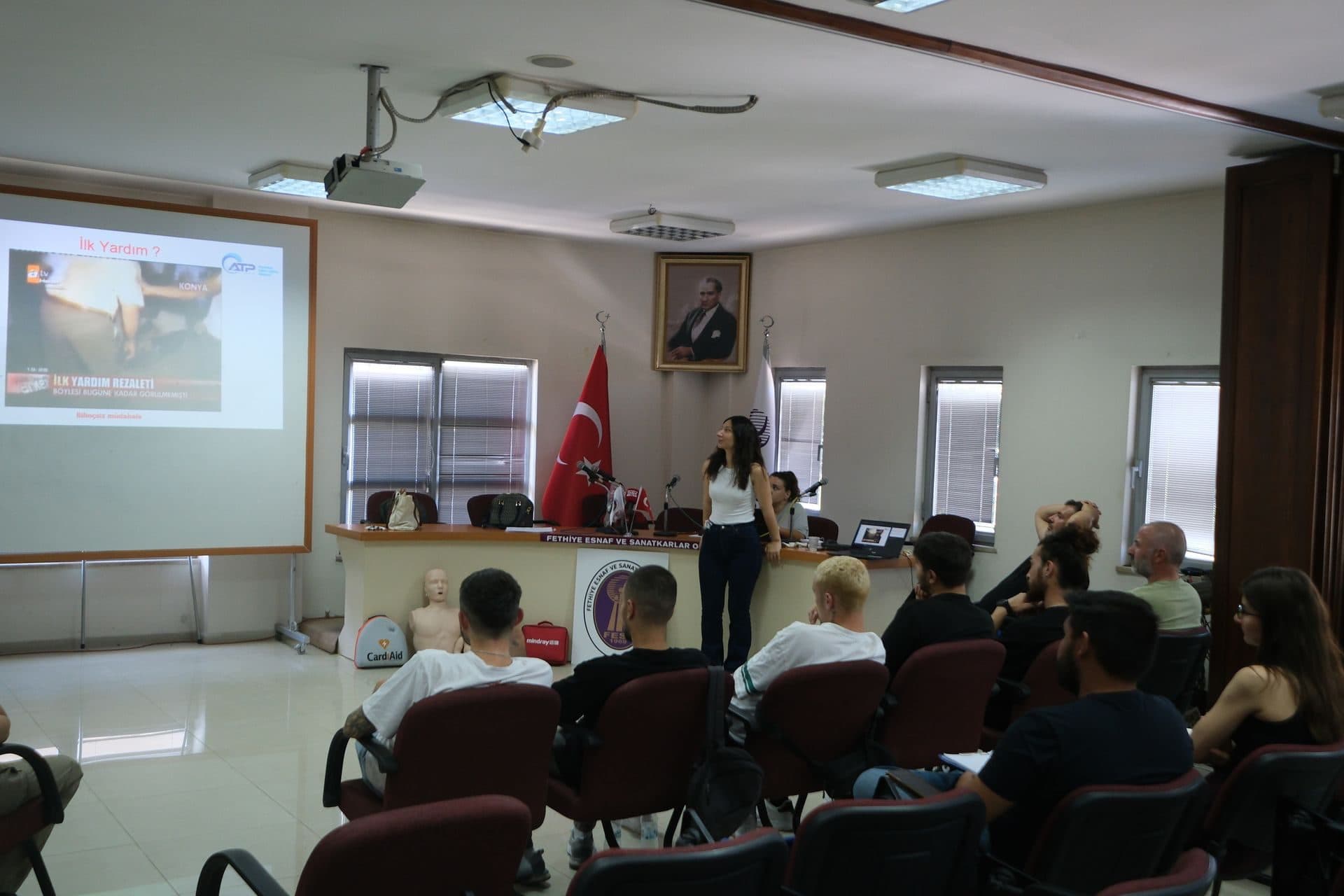 Fethiye Esnaf ve Sanatkarlar Odası ile Derens OSGB iş birliğinde, Odamız Konferans Salonu'nda düzenlenen İlkyardım Eğitimi gerçekleştirilmektedir. - Galeri 3