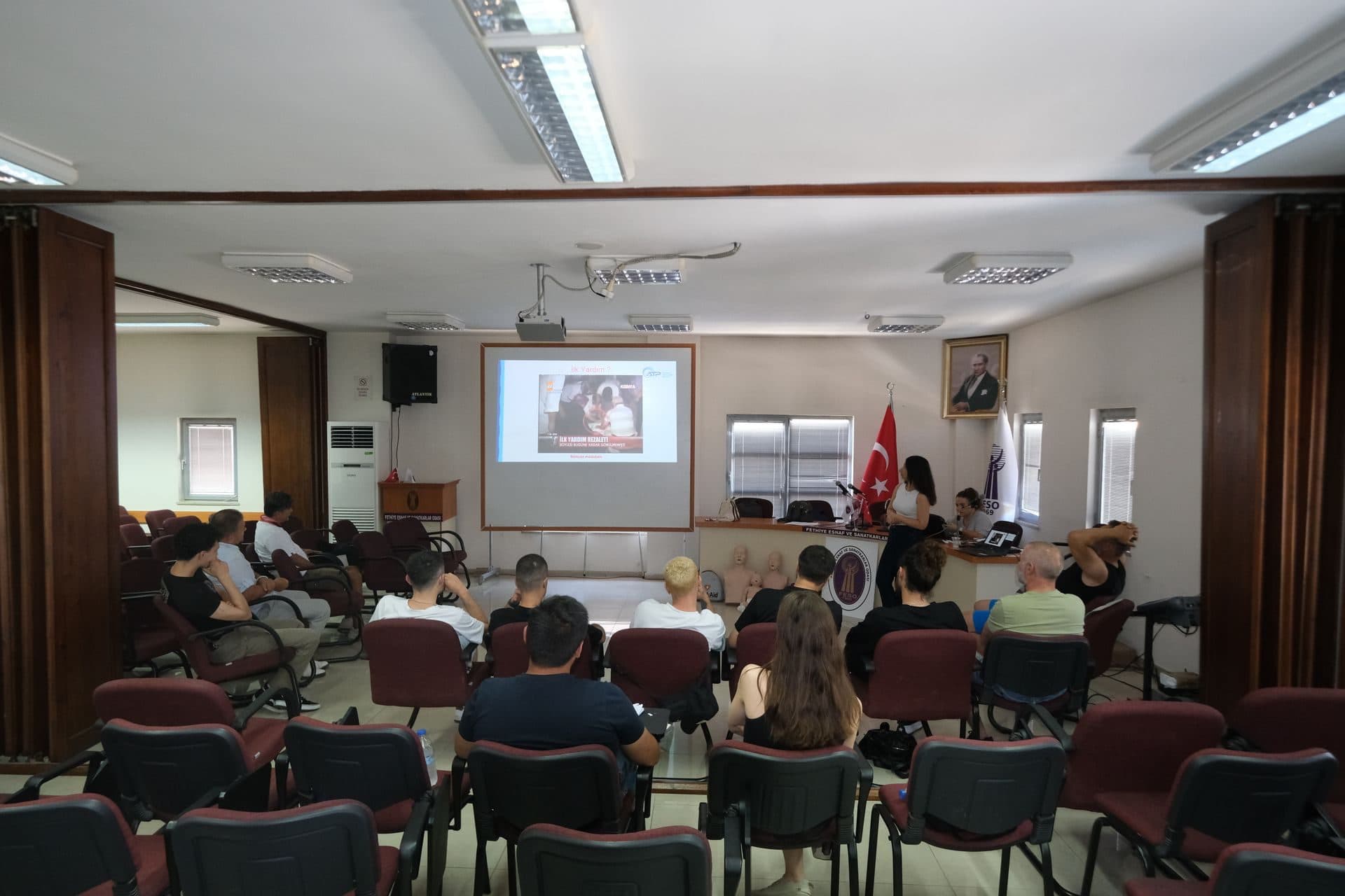 Fethiye Esnaf ve Sanatkarlar Odası ile Derens OSGB iş birliğinde, Odamız Konferans Salonu'nda düzenlenen İlkyardım Eğitimi gerçekleştirilmektedir. - Galeri 4